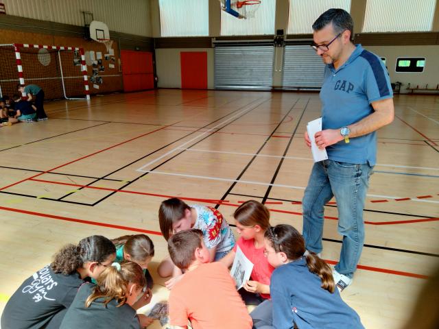 L'animateur explique les règles aux élèves